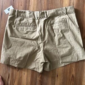 Gap women’s Khaki weekender shorts NWT, size 10